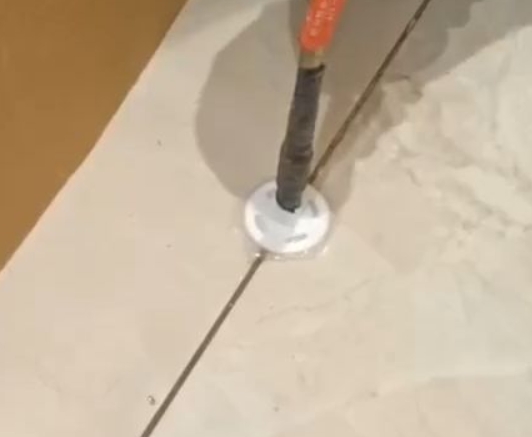 盐城瓷砖空鼓维修公司专业解答瓷砖在铺贴过程中，如果没有涂抹均匀到位的粘结材料（如水泥砂浆或瓷砖胶），可能会导致以下问题