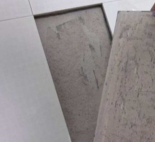 盐城瓷砖空鼓维修公司分享瓷砖铺贴时如果打浆（即涂抹在瓷砖背面和基层上的砂浆或瓷砖胶）过少，会带来以下问题